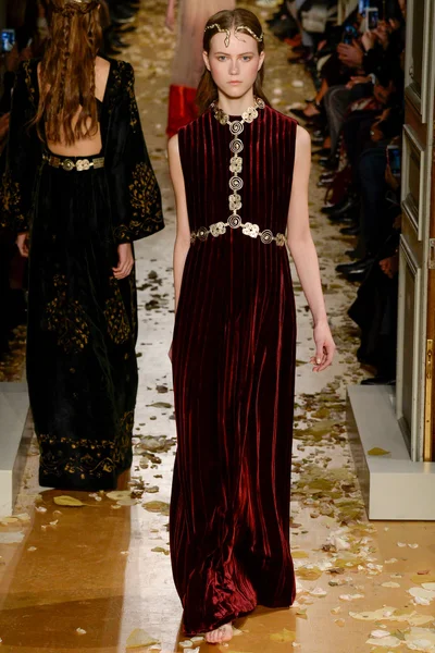 Look 10